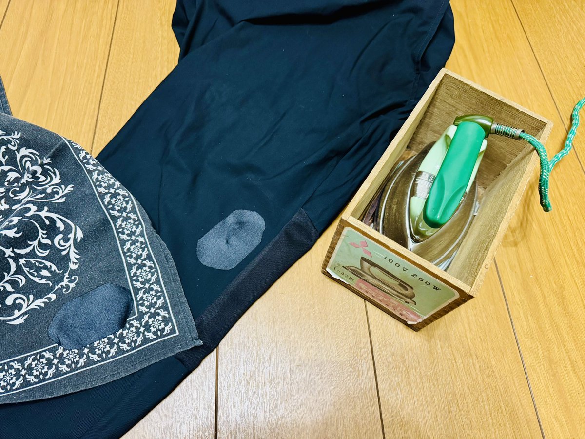 romesama_'s tweet photo. パンツを引っ掛けて破ってしまったので100均でアイロンでやる補修布 買ってきてあて布やってアイロンかけたら、あて布に貼り付いてた🤣
このアイロンはまだまだ現役です笑 https://t.co/pFP15ubhUS