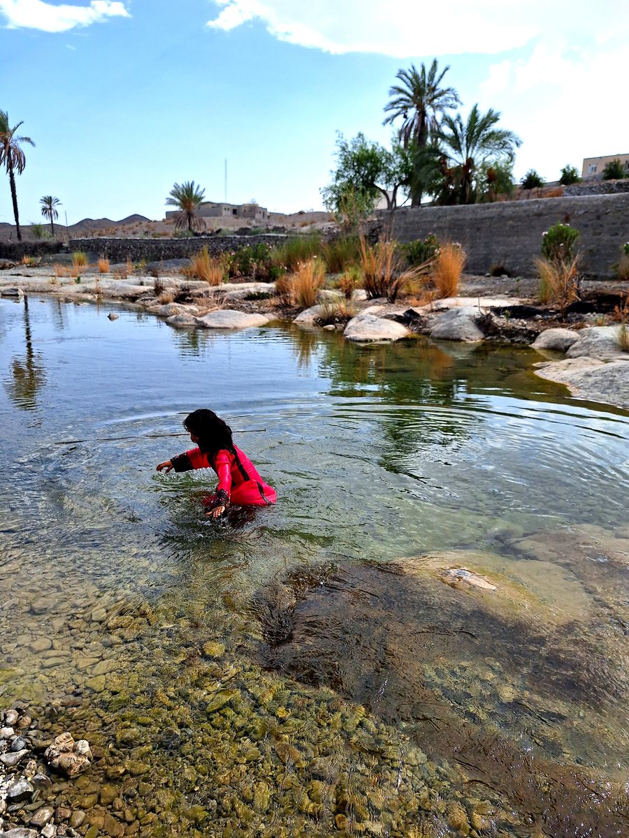 دیروز رفته بودیم ماهی بگیریم از رودخانه اورنگ، آب زیادی نبود اما ماهی‌هایی که با باران آخر به سیل گیر روستا اومده بودن زیاد و قشنگ بودن. سیستان و بلوچستان زیباست و  کوههایی پر از نخل و کنار و انبه دارد.