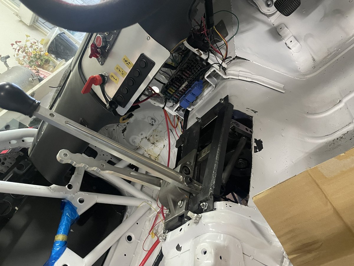 Fukuda_Sharyo's tweet photo. 夏休みの自由研究に2JZシルビア制作再開してます。
エンジンとミッションは搭載完了！

細かい部分や部品が合わなかったりと色々問題あるのでコツコツ進めていきます🥹

ワンオフ制作は得意なのでお困りの方はお問い合わせください♩

#福田車両
#D1
#S149
#2JZ https://t.co/TvIKHPC3Q5