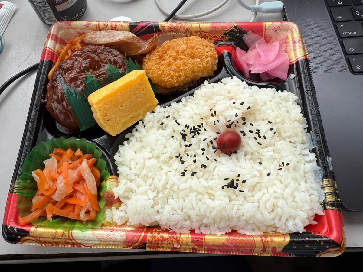 n_waka's tweet photo. 一昨々日と一昨日と今日の現場支給弁当。
昨日のは撮り忘れ。
今年から村内対応が不可になって、秋田市内の業者になった。
大潟村内弁当も良かったんだけどなあ。
#現場支給弁当
#WGC2025 #WSR2025 #大潟村 #solarcar #ソーラーカー #秋田 #EV #エコカー #ECOCAR https://t.co/Je9Adrx68V