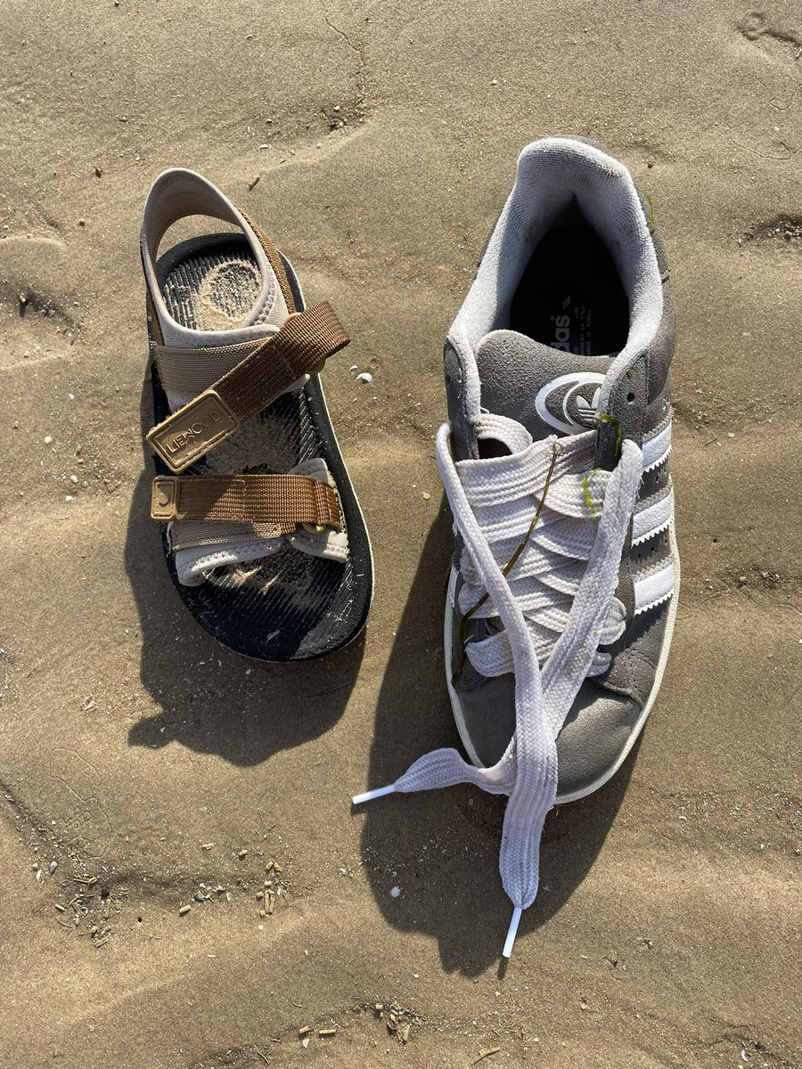 Clairie21's tweet image. Two people seem to have hopped off the beach with just one shoe. The nappy couldn’t make it to the bin &amp;amp; trust me…. You’re not my mate. Just bin it #beachclean #doingourbit #can #nappy #shoez #binit #lazy #lovewhereyoulive