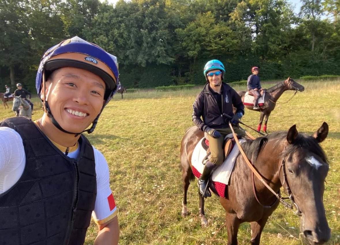 Great to see <a href="/Vincenthocy/">Vincent Ho</a> #チャクイウ・ホー and Christophe Lemaire #Ｃ・ルメール catching up at <a href="/fgchantilly/">FG Chantilly</a>! 🇭🇰🇫🇷🇯🇵 

#HKRacing | #クリストフルメール