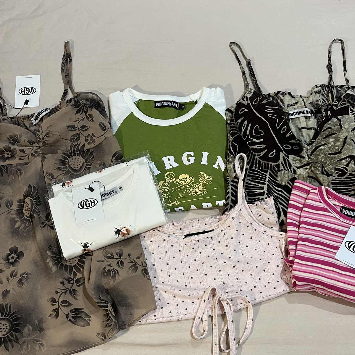 ส่งต่อเสื้อผ้าเค้าเองคับ !! ♥️🐰🎀
แบรนด์อจ ปล่อยทุกตัวในรูปค่า
vgh,duex,ray,totally,villie

— ค่าส่งเหมา 40฿ 
— ลง 13/08 🐏🤎

#ส่งต่อเสื้อผ้า #ส่งต่อเสื้อผ้ามือสอง #เสื้อผ้ามือสอง #ส่งต่อกระเป๋า #ส่งต่อvghbkk #ส่งต่อstylist #ส่งต่อduexstudio #ส่งต่อvillie #vghbkkส่งต่อ
