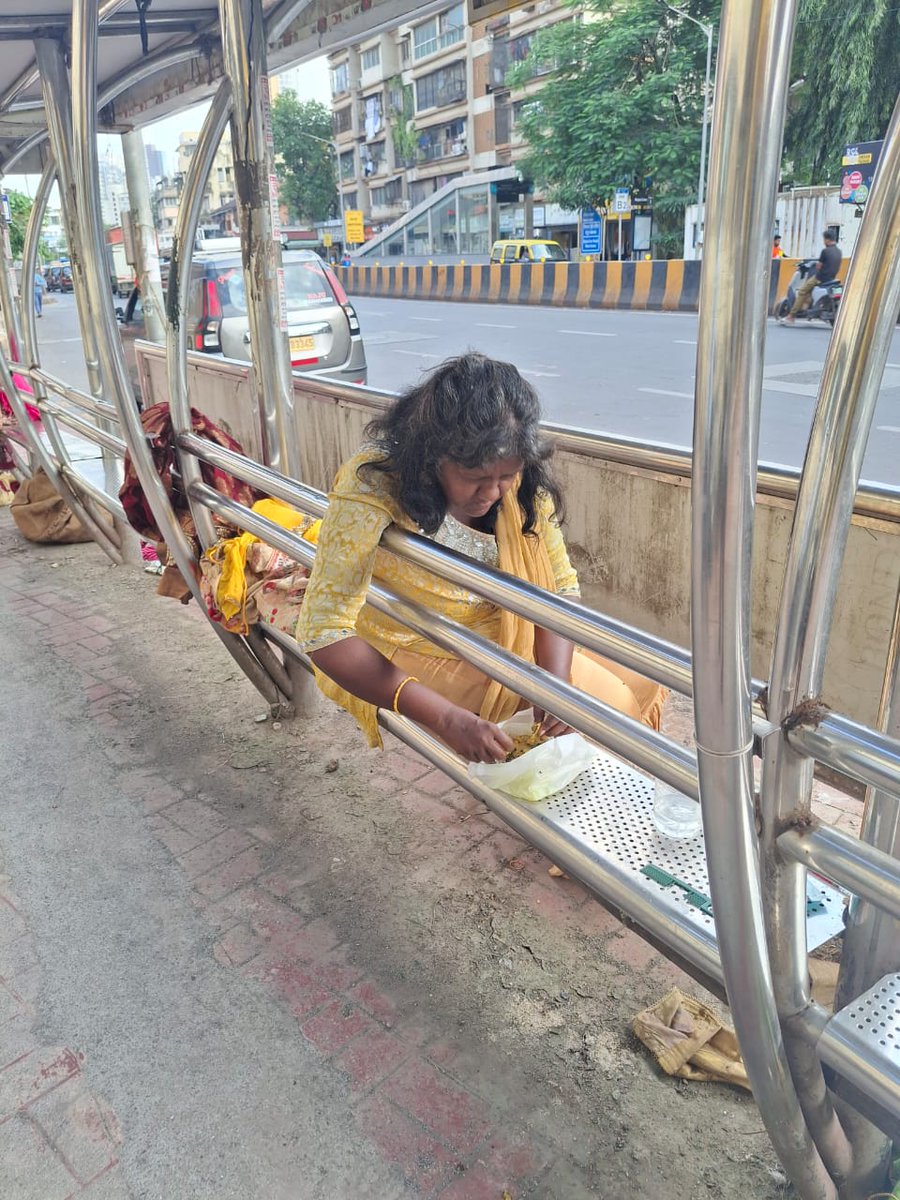 Ramesh Gurav (@rameshp10853215) on Twitter photo <a href="/Mahim_PS/">माहिम पोलीस ठाणे - Mahim PS Mumbai</a> <a href="/CMOMaharashtra/">CMO Maharashtra</a> <a href="/DGPMaharashtra/">महाराष्ट्र पोलीस - Maharashtra Police</a> <a href="/CPMumbaiPolice/">Commissioner of Police, Greater Mumbai</a> <a href="/mybmc/">माझी Mumbai, आपली BMC</a> सदर महीला माहीम LJ रोड वरील बसस्टॉपवर गेल्या १२ दिवसा पासुन अलकादरी परफ्युमच्या दुकानासमोर कपडे बदलते दुकानात घुसते व शिवीगाल करत आहे आपण पाहु शकता की कसे बस स्टॉपवर अनिधिकृत रित्या कब्जा केलेला आहे जसे हिचे घर <a href="/Mahim_PS/">माहिम पोलीस ठाणे - Mahim PS Mumbai</a> <a href="/CMOMaharashtra/">CMO Maharashtra</a> <a href="/DGPMaharashtra/">महाराष्ट्र पोलीस - Maharashtra Police</a> <a href="/CPMumbaiPolice/">Commissioner of Police, Greater Mumbai</a> <a href="/mybmc/">माझी Mumbai, आपली BMC</a> सदर महीला माहीम LJ रोड वरील बसस्टॉपवर गेल्या १२ दिवसा पासुन अलकादरी परफ्युमच्या दुकानासमोर कपडे बदलते दुकानात घुसते व शिवीगाल करत आहे आपण पाहु शकता की कसे बस स्टॉपवर अनिधिकृत रित्या कब्जा केलेला आहे जसे हिचे घर