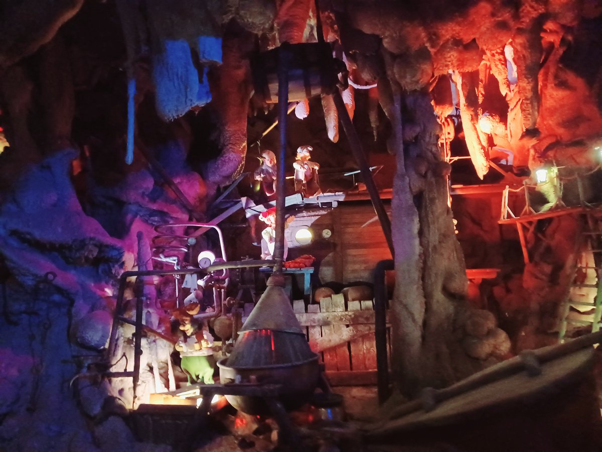 Glad to have done the funny Plop dark ride before it gets removed. Definitely looking its age, with many effects and animatronics sadly no longer working. But the charm is still there. Lovely quirky little ride. Can't say the same for the queue experience though...