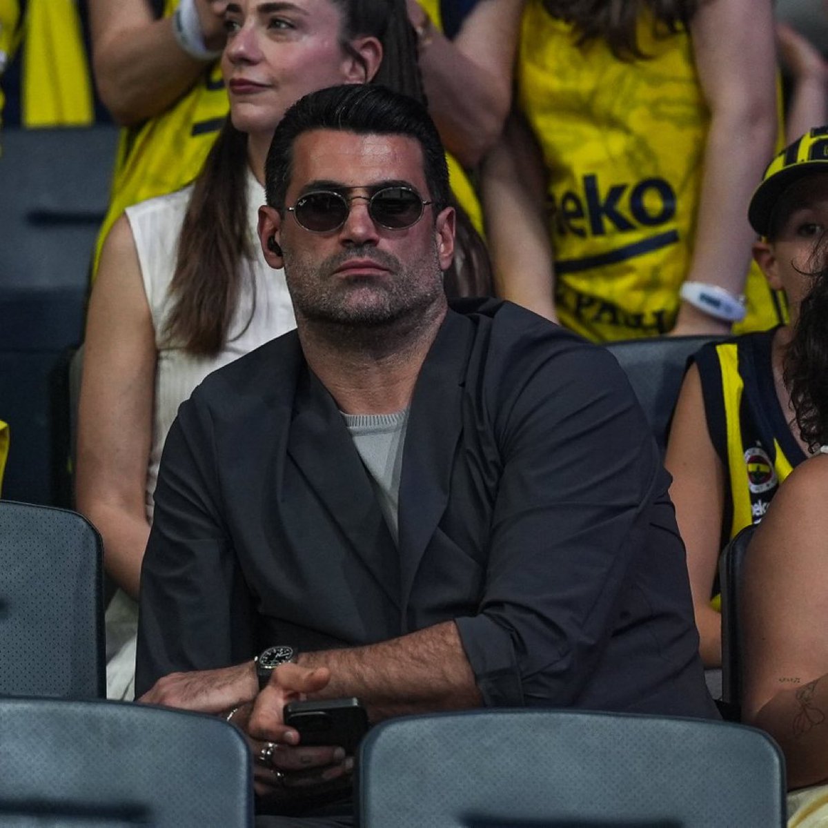 pivotdokuz's tweet image. Soru: &quot;Neden ayı dövmelerin var?&quot;

Volkan Demirel: &quot;Futbol oynarken bana ayı lakabını çok yakıştırdılar. &apos;Ayı Volkan&apos; diyorlardı. Ben ayıyı çok severim. Benim kızlarımın en sevdiği oyuncak ayıcıklar. Hatta Yeda&apos;nın bir tane ayısı var, adı Volkan.&quot;