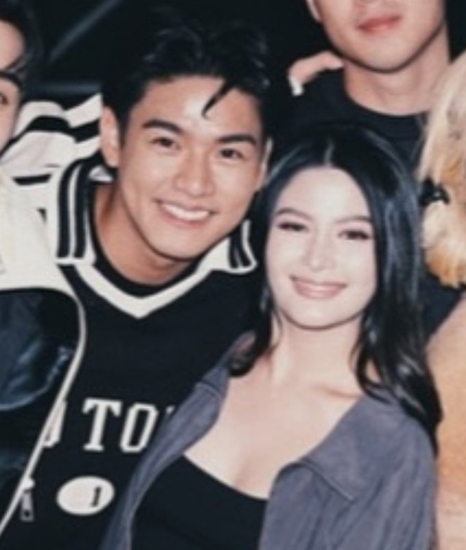 glwls00's tweet photo. cutie nila here. parang '90s loveteam lang 🖤 https://t.co/cNs8ij43lp