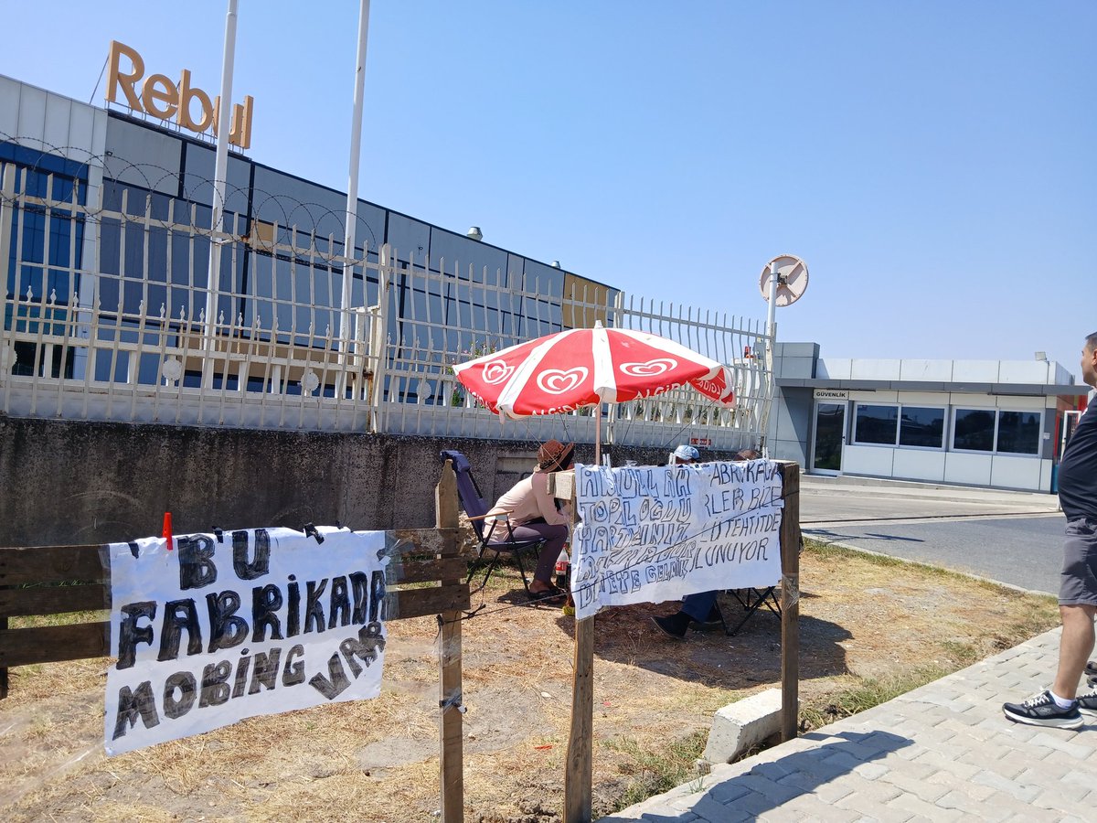 fahrikocan_22's tweet photo. #çerkezköy #rebul #kozmetik #fabrikasında #sendikal örgütlenme ve mobbinge karşı mücadele eden 2 işçi işyerinin önünde direniş başlattı. İşçi arkadaşlarımıza dayanışma ziyaretinde bulunduk. https://t.co/KWJabOQdrX