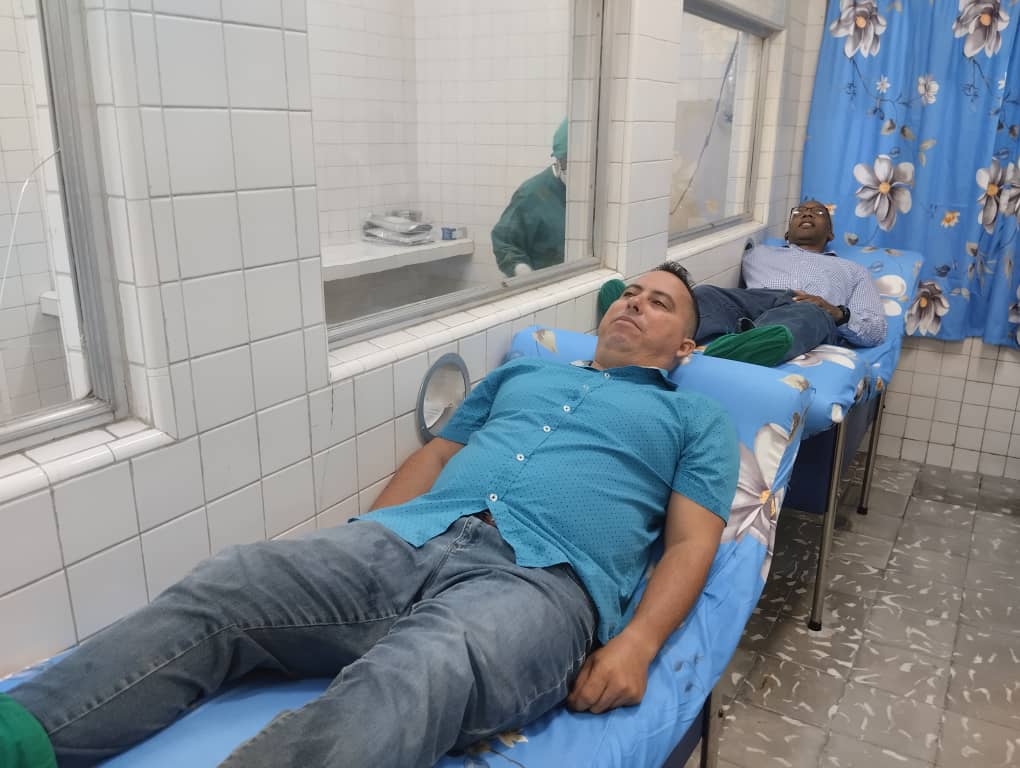QueipoRuiz's tweet photo. Con #HonorHolguinero iniciamos la jornada de este martes con la donación masiva  de sangre para "salvar vidas" en saludo al 99 cumpleaños de #FidelPorSiempre en #HolguínSí. Por #Cuba Venceremos #CDRCuba. https://t.co/QEqTeaJ10s