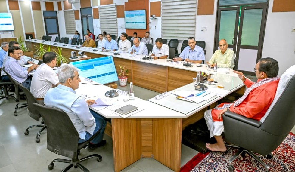 BhajanlalBjp's tweet photo. मुख्यमंत्री निवास पर जन स्वास्थ्य अभियांत्रिकी विभाग की वर्ष 2025-26 की बजट घोषणाओं की गहन समीक्षा की।

इस अवसर पर उपस्थित अधिकारियों को जल परियोजनाओं को निर्धारित समयावधि में पूरा करने तथा बजट घोषणाओं का समयबद्ध व प्रभावी क्रियान्वयन सुनिश्चित करने के संबंध में आवश्यक दिशा-निर्देश प्रदान किए।
