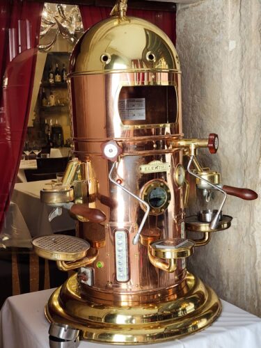 EncoreSDesign's tweet image. Who designed this coffee maker? And where did we find such a gorgeous piece of #history? 

ow.ly/r6fF50WBxlr

#VintageDesign #RetroAppliances #TimelessStyle