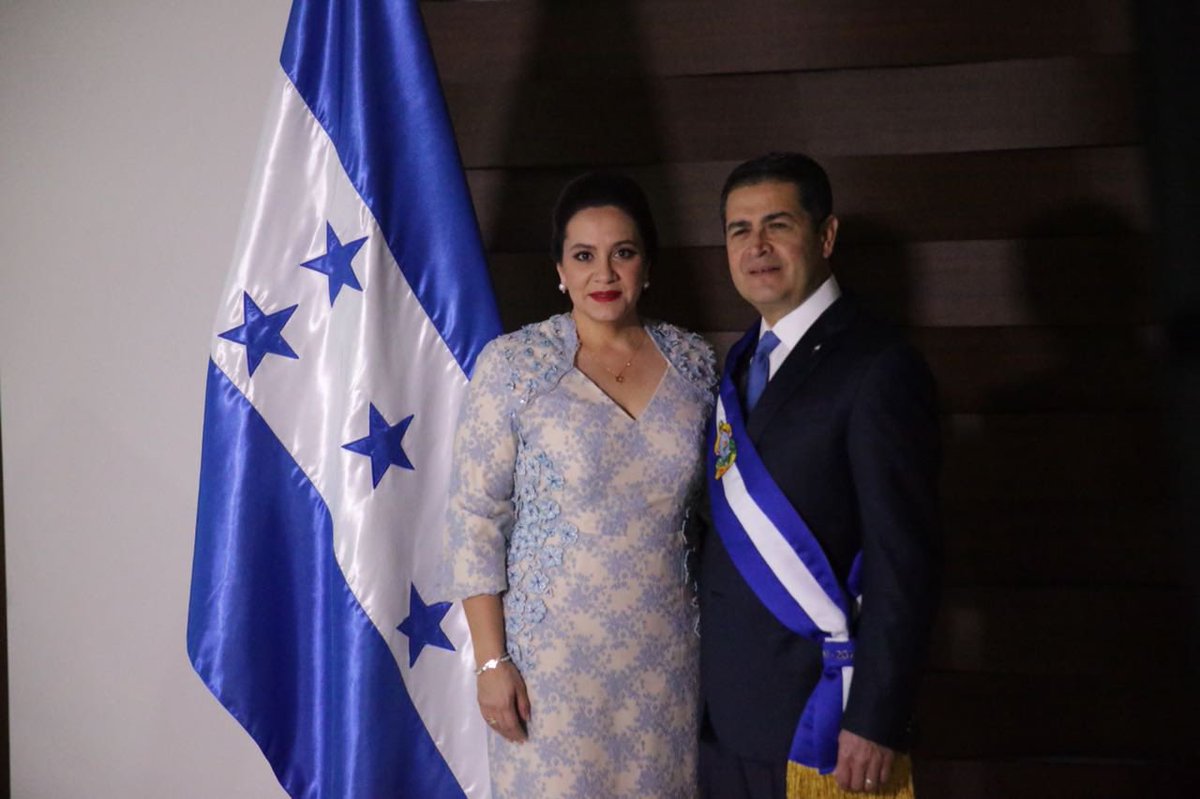 Hoy Dios nos recuerda que no caminamos solos. Él mismo toma nuestra mano derecha para guiarnos, sostenernos y darnos fuerzas. Aunque enfrentemos momentos de temor o incertidumbre, escuchemos Su voz: “No temas, yo te ayudo”. 

Su ayuda no llega tarde ni es insuficiente; es