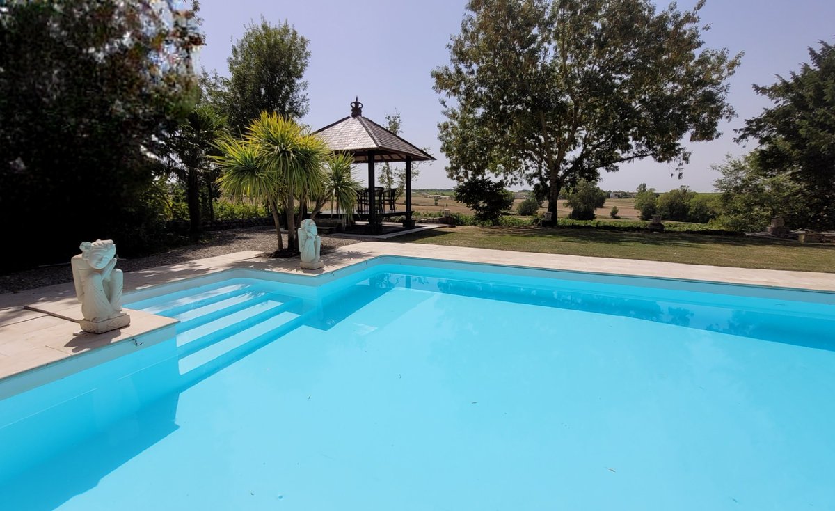 LeCourty's tweet image. The perfect remedy for the heatwave 💦😎

#villawithpool #privatepool #holidayfrance #poitoucharentes #charentemaritime #sawdaystravel