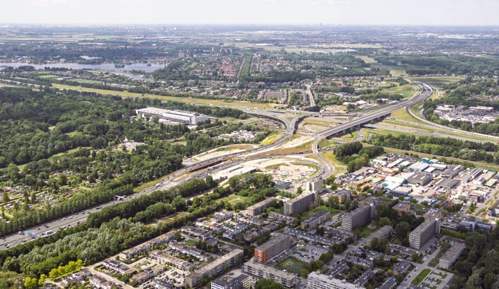 🚧 Van vrijdag 22 augustus 20.00 uur t/m maandag 25 augustus 05.00 uur is de A16 afgesloten tussen knooppunt Ridderkerk en knooppunt Terbregseplein, in de richting van de A20.

🔄 Verkeer op de A16 rijdt om via de A15, de A4 (Beneluxtunnel) en de A20.

🔗 a16rotterdam.nl/nieuws_/309841…