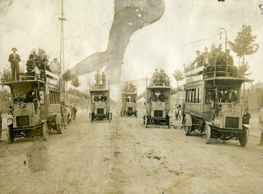 Tercera ciutat d'Europa en tenir autobusos urbans després de Londres i París: #taldiacomavui de 1906 s'inaugurà la primera línia d'autobusos de Barcelona, que anava de Plaça de Catalunya a Plaça Trilla, a Gràcia. Vuit dies abans s'havien presentat els busos a la Diagonal. Fil 🚌
