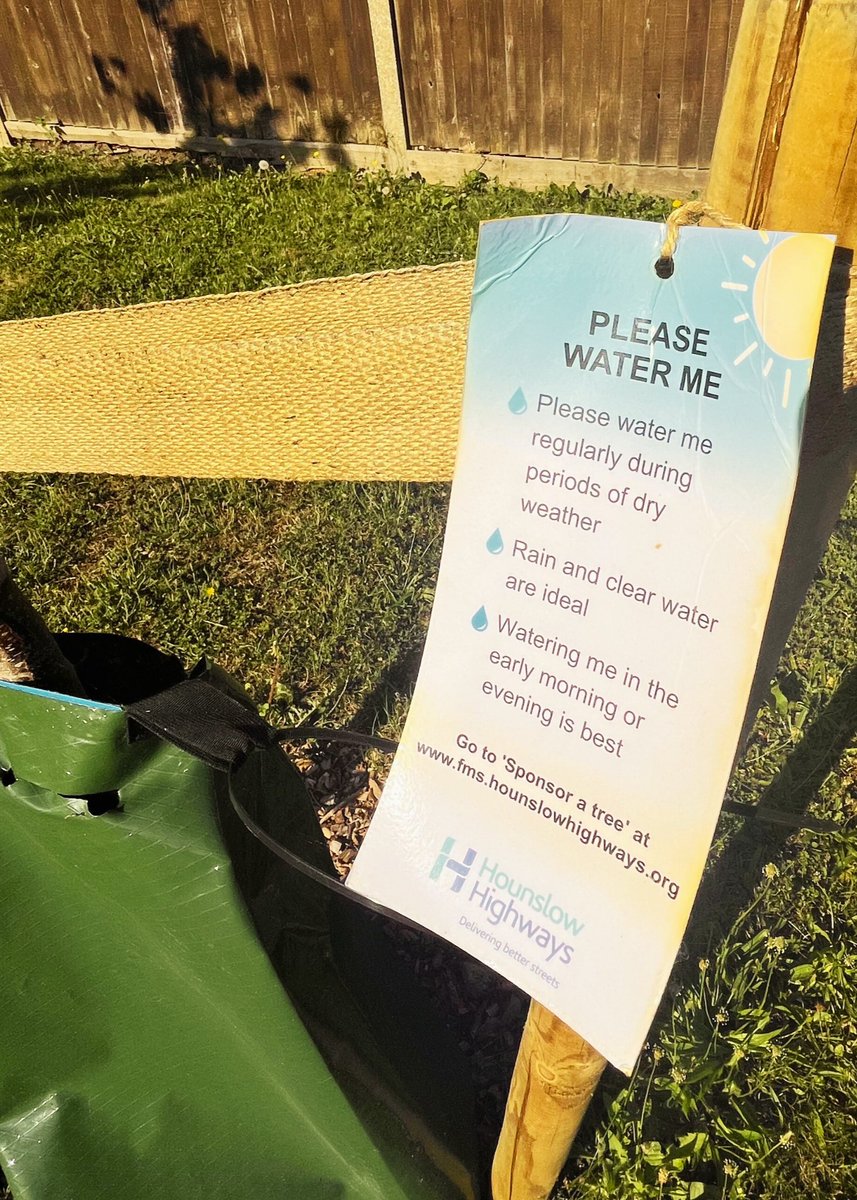 HounslowHways's tweet image. 🌳 Our young trees need a drink too! We&apos;re watering them, but if you spot a thirsty tree, a little help goes a long way. 💧
☀️ Please avoid going out during peak heat - early mornings are best. Thank you in advance. 😊
#HounslowHighways #CleanerGreener #TreeWatering @LBofHounslow