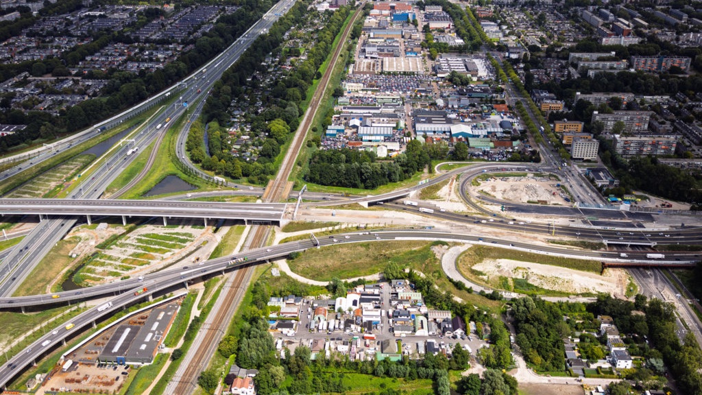 Van woensdag 20 augustus 22.00 uur t/m zaterdag 23 augustus 05.00 uur is de verbindingsboog van Dordrecht (A16) naar Gouda (A20) 3 nachten afgesloten, steeds van 22.00 tot 05.00 uur.

Verkeer rijdt om via de A20 richting Hoek van Holland en keert bij af- en oprit Centrum (14).