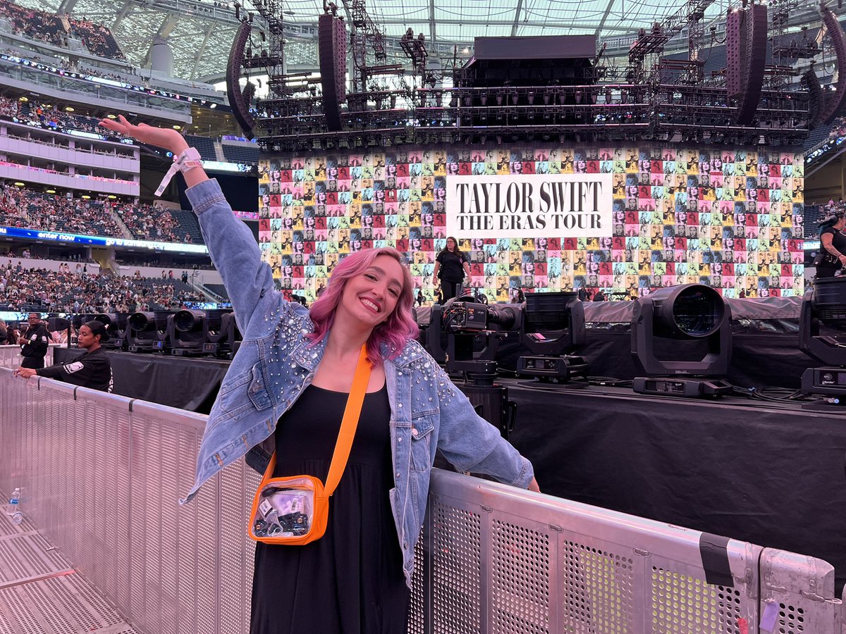 TheMavShow 🦋 (@themavshow) on Twitter photo Happy Swiftmas to everyone who celebrates! ❤️🔥🧡💚🩷 <a href="/taylornation13/">Taylor Nation</a> #ts12
who else tried to manifest literally anything orange 🍊 ✨ Happy Swiftmas to everyone who celebrates! ❤️🔥🧡💚🩷 <a href="/taylornation13/">Taylor Nation</a> #ts12
who else tried to manifest literally anything orange 🍊 ✨