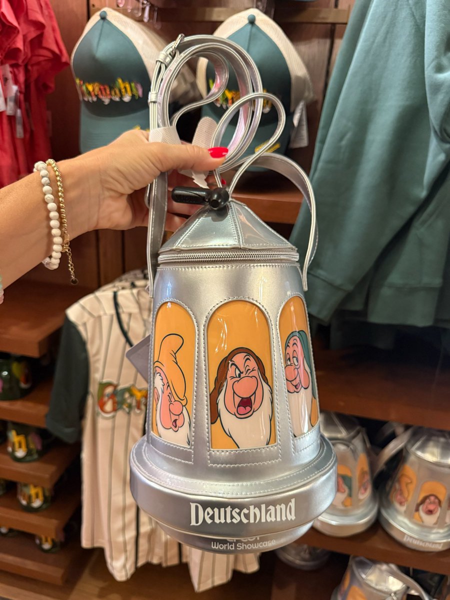 disney_foodies's tweet photo. 🛍️Bavarian vibes at Epcot! 🍺🎒
A new Seven Dwarfs Stein Bag is available at Epcot’s Germany Pavilion! 🇩🇪 This collectible bag features the beloved dwarfs in a fun stein design.
#Epcot #GermanyPavilion #SevenDwarfs #DisneyCollectibles https://t.co/qsfGZUv9Xq