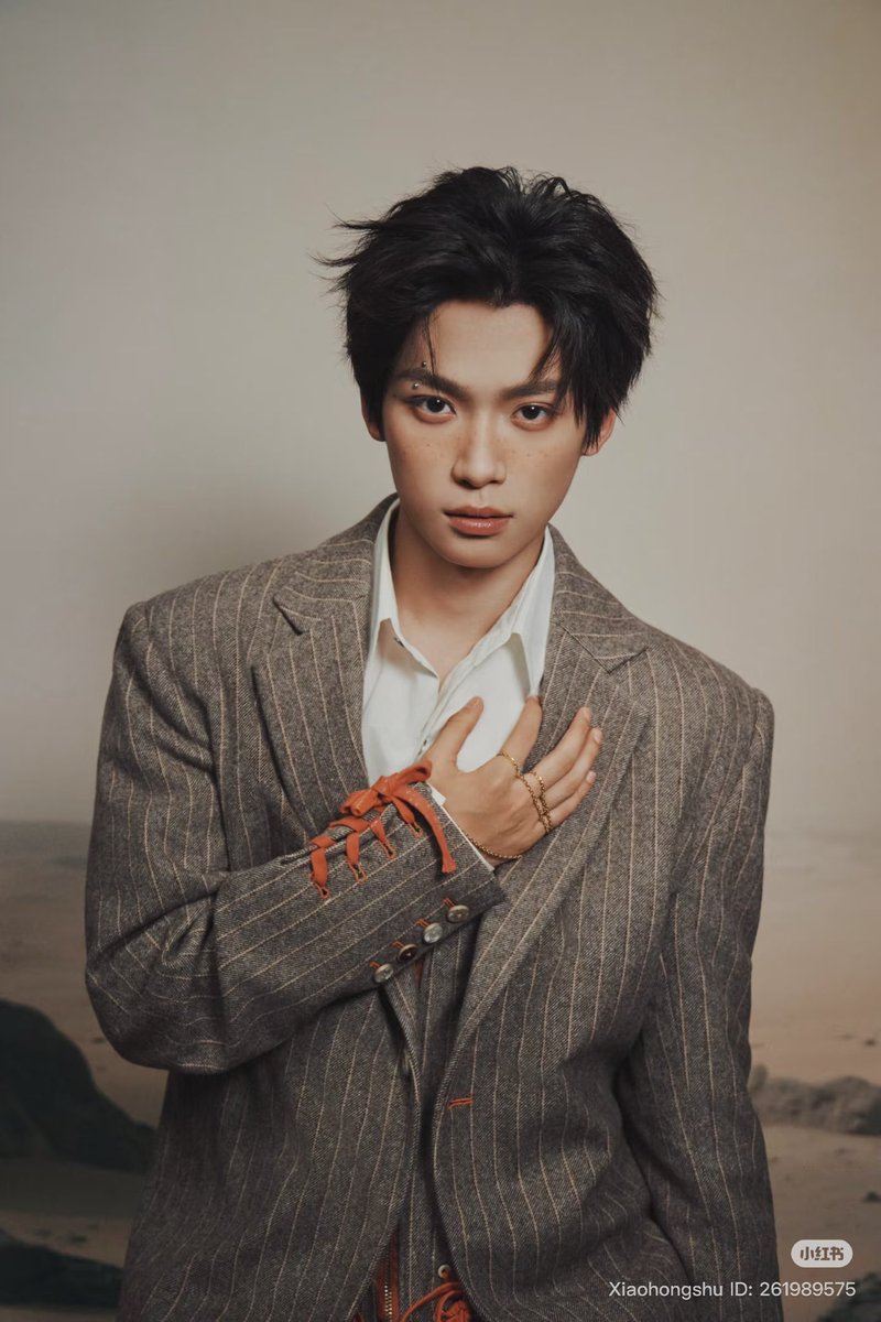 Zheuning's tweet photo. ๐ทCover of Ziyu's new song "Mud Pond" that I took
#artistshooting #magazinephotoshoot #fashionblockbuster #ZiYu https://t.co/t9nmx5Pb0U