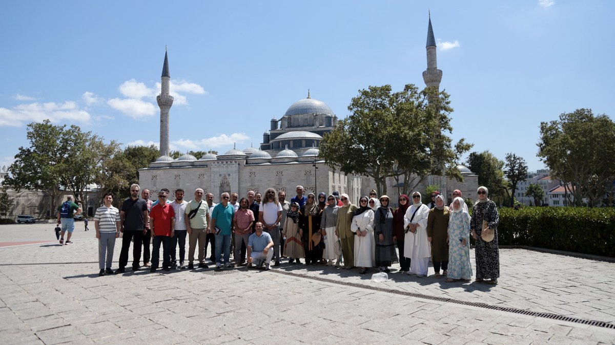 📍Hikmetin İzinde Öğretmen Kampı kapsamında kıymetli hocalarımızla birlikte İstanbul’un kalbinde bir yolculuğa çıktık.

Süleymaniye Camii’nin manevi ihtişamını, Beyazıt Meydanı’nın tarihi dokusunu ve Kapalı Çarşı’nın renkli atmosferini rehberimiz eşliğinde adım adım keşfettik.