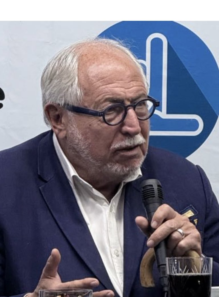 DiegorGuelar's tweet photo. Acabo de proponer que Alberto Crescenti, el porteño más importante que tenemos, ocupe mi candidatura a Senador Nacional -que yo declinaría si el la acepta- no tengo duda que sería votado mayoritariamente…y sería el mayor aporte político de mi vida…🇦🇷 https://t.co/ZFO3m2CXXh