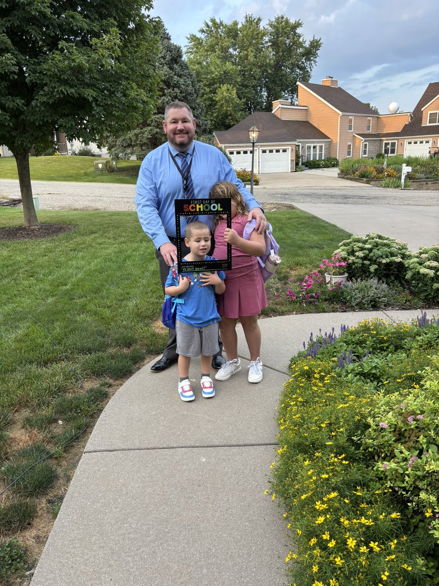 cmartzluf's tweet photo. First day of school! #ibtigerpride https://t.co/WRWa9RsDN4