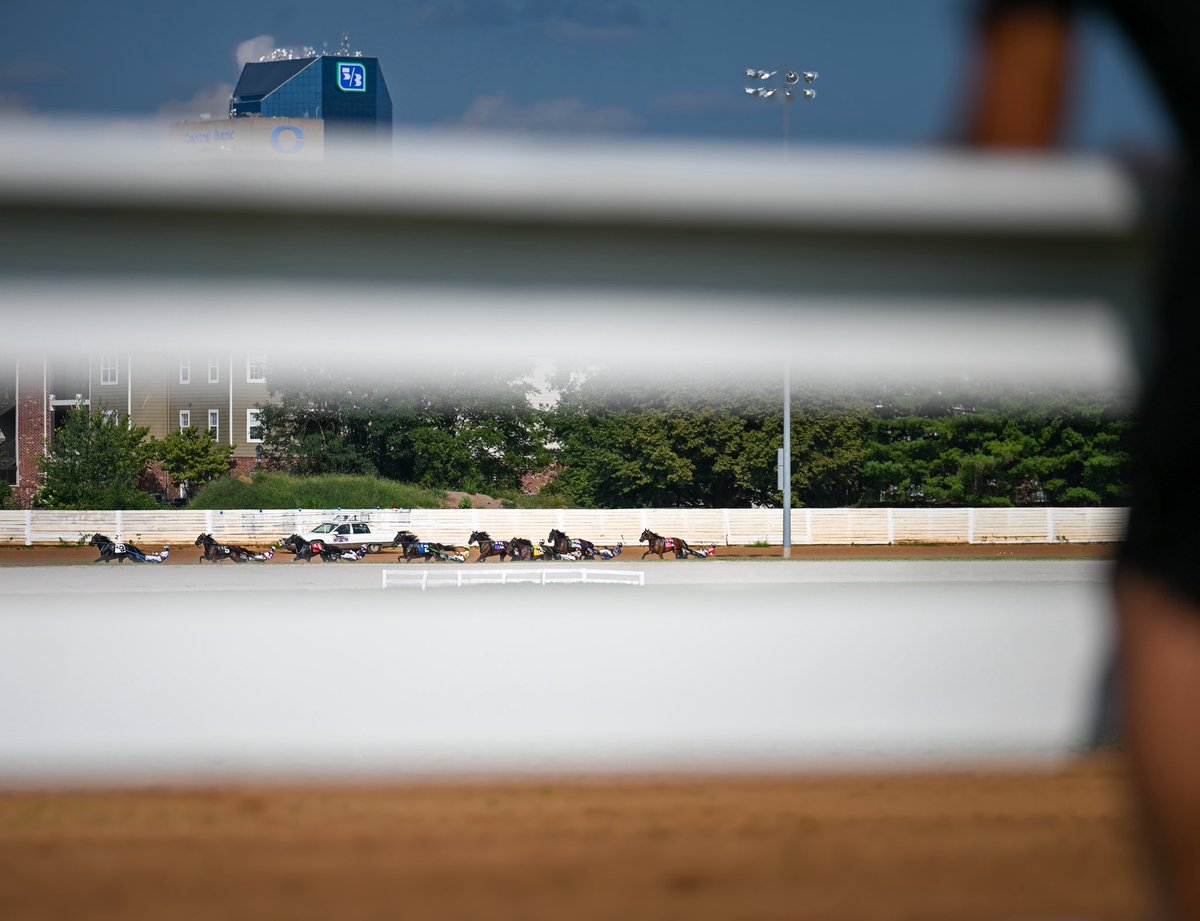 rhrsandbourbon's tweet photo. World class harness racing at the Red Mile in downtown Lexington, Kentucky #harnessracing https://t.co/3eTXmoG1wE