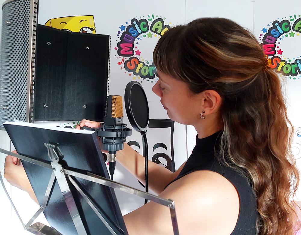 This isn't how we record narration! 🤣 It's just a nice photo of <a href="/StorytimewithAC/">Storytime with Anna Christina</a> in the studio getting ready to record, which is what she will be doing tomorrow morning...

#recording #narration #VoiceActors #studio #voiceovers #recordingstudio #voiceacting #AKG #voiceactor #fun
