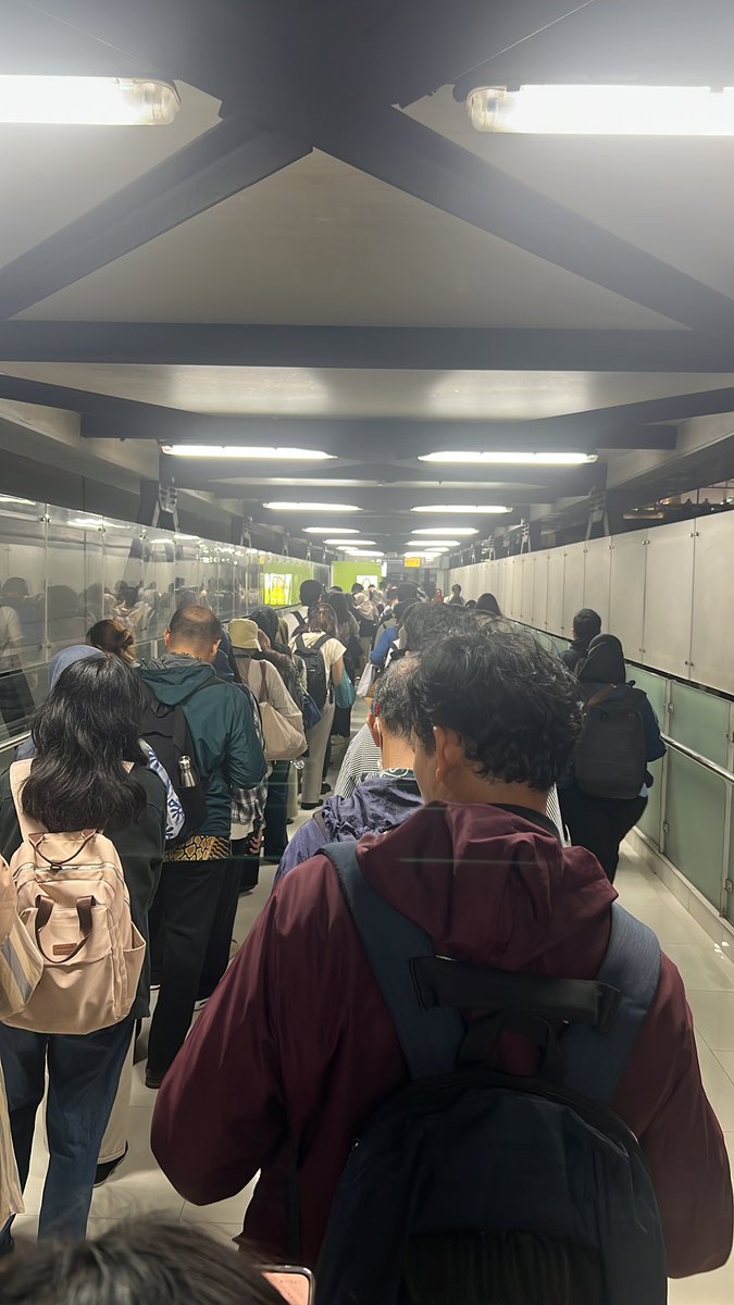 kibarputra's tweet photo. @PT_Transjakarta Selama ada pembangunan bakal telat terus dong min? Ini antrean sampe ke stasiun MRT asean https://t.co/GfmScEanRr