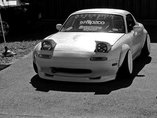 Eski bir filmdi sanki bütün yaşantım
Yok kimse, yok kimse yapayalnız herkes
Cigaramdan yanar alnım, alnım öperler
Dost yüzlü, dost yüzlü dost gülücüklü
İdam bekleyen bi' mahkûm asaleti
Yok kimse, yok kimse yapayalnız herkes