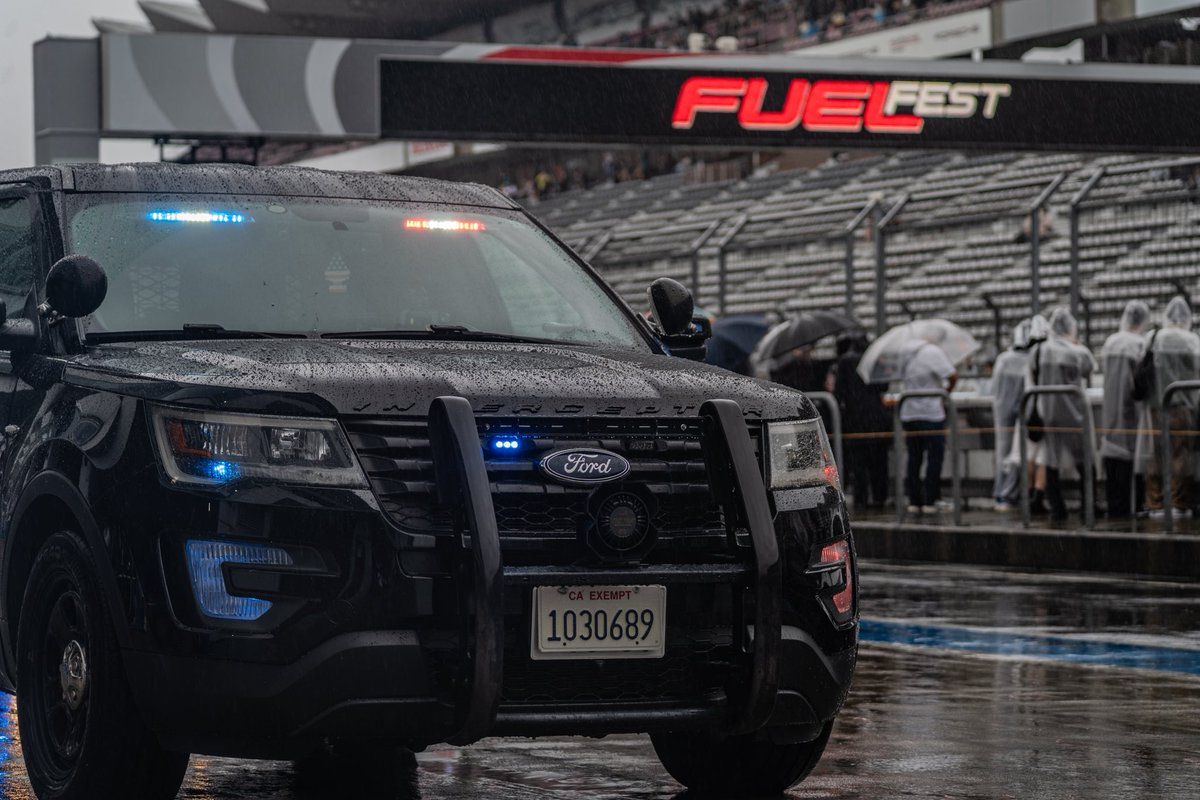 penginlab's tweet photo. 雨と🚓
雰囲気あって最高！
カッコよく撮って貰いました😄

photo by @endot_mt

#FUELFEST #FUELFEST2025 #FUELFESTJAPAN #FUELFESTJAPAN2025 #ワイルドスピード #LE #LE装備 #JULES #JULESAlliance
#FordPoliceInterceptorUtility #FPIU
#Ford https://t.co/SGuDIhd5Lh