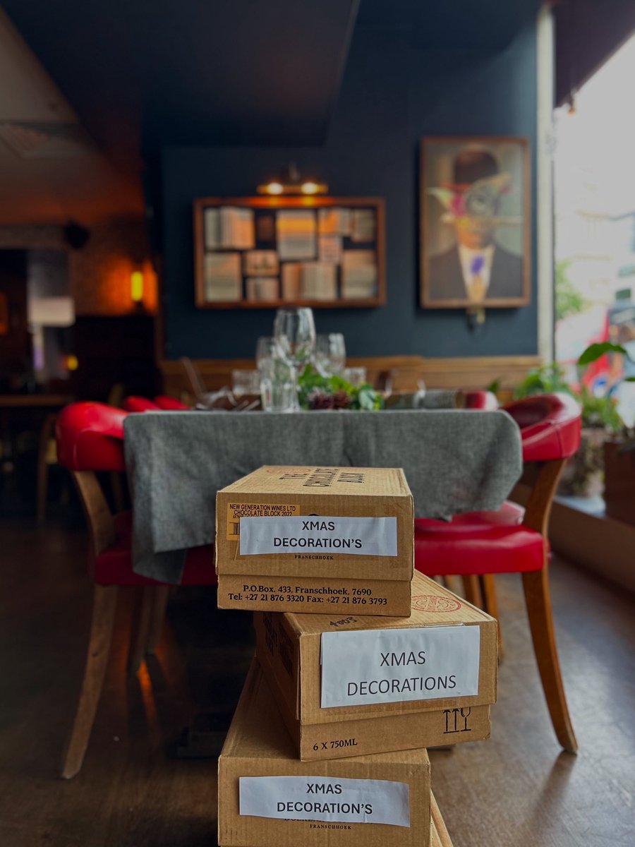 Christmas loading…. the decorations are officially out of storage because the countdown to Christmas starts now🎄🥂 

Make your festive wishes come true, book your table today ‼️ 

#youngspubs #christmasmagic #citypub #cityoflondon #paternostersquare