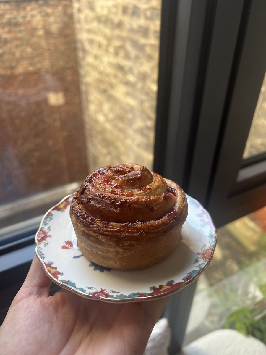 PatissLaw's tweet photo. Roulé framboises avec les restes de PLF #homemade #pastry https://t.co/N1lCyWkMaS