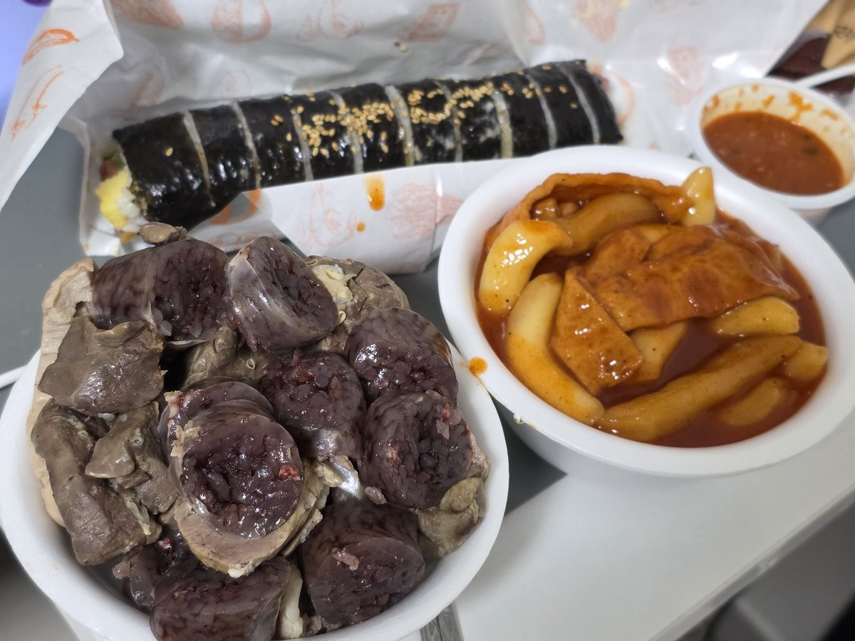 김밥이 먹고싶었을뿐인데 떡볶이에 순대에 내장까지...
다들 저녁 뭐 드셨나용♡