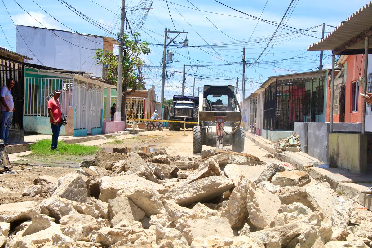Alcaldesa <a href="/YenisOrozco_/">Yenis Orozco Bonett</a> y secretaria de Infraestructura recorrieron la carrera 2 Sur, #Bellavista, donde inició Fase 1 de las obras de reposición total de pavimento entre calles 10 y 10D, fortaleciendo la #movilidad y el #acueducto del #sur de #Malambo. 

#AlcaldíadeMalambo