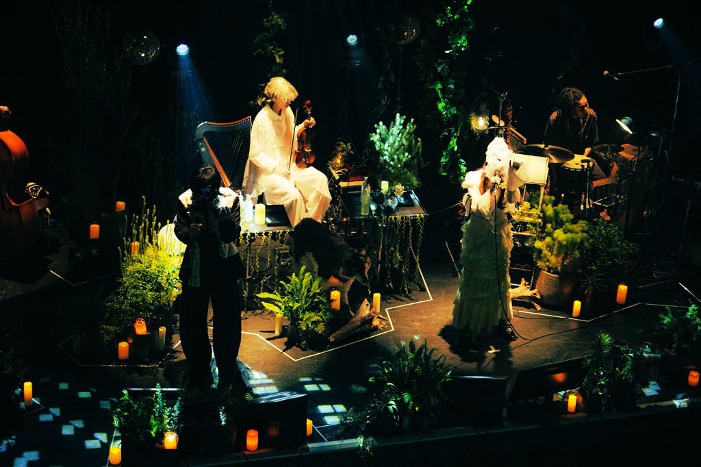 regoris_ame's tweet photo. ミセカイEnsemble Tour  『 #灯世界 』 
遂に始まりました。

過去2回のワンマンで演出や装飾を考え形にしていく過程が個人的にとても大変で、
“たまには気楽に、身軽なアコースティック編成で東京を飛び出してライブしたい”というのが今回の構想の出��点でした。

それが何故かこんなになってしまいました。
なんでなんだろう…

いつも「自分がお客さんだったらどう受け取るか」を軸にライブを組み立てています。
そしてワンマンを終えるたび、その感性だけが勝手にレベルアップしてしまい、
結果として自分の首を絞め続けるという“���定演出の負の連鎖”が発動します。

自分で3Dプリンターで作ったキャンドルホルダーを吊り下げて装飾するアーティストなんて多分僕くらいよ？

それでも、思い描いた景色が形になった瞬間は本当に夢のようで、
だからこそもっと夢のような空間を作りたいと思ってしまうんでしょうね。

創作って怖いね。。。

あと何より驚いたのが、みんなの一体感。
セットリスト非公表だから細かくは言えませんが、メリハリがすごすぎて、完璧でした。
おかげでテンション爆上がりでした。
あの熱量を浴びれば、大概の病はいずれ治ると思います。

初日を終えて思った事があるんだけど、
一曲目の最後、みんなで歌えたら最高じゃないですか？
次の大阪だったり最後の品川だったり、今回来てくれた人の中で複数公演来てくれる人もいると思います。
あなたは選ばれし者です。
歌い繋いでください。
最後の品川教会で大合唱を聴きたいと思ってしまいました。

今回は僕だけじゃなく勿論千鎖ちゃんも、そしてサポートメンバーそれぞれも結構な試練を乗り越えなきゃいけないツアーです。

それを乗り越えた先に、最後品川でみんなで声を枯らすほどに歌えたら、そんな幸せなことはきっとないと思います。

その景色を見れるように、チームで出来る限りの準備をして挑みます。
あと2会場4公演、よろしくお願いします！

それとこのあと続けて少しお伝えする事があります。