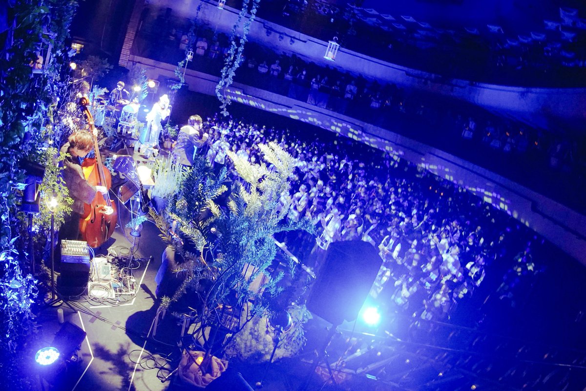 regoris_ame's tweet photo. ミセカイEnsemble Tour  『 #灯世界 』 
遂に始まりました。

過去2回のワンマンで演出や装飾を考え形にしていく過程が個人的にとても大変で、
“たまには気楽に、身軽なアコースティック編成で東京を飛び出してライブしたい”というのが今回の構想の出��点でした。

それが何故かこんなになってしまいました。
なんでなんだろう…

いつも「自分がお客さんだったらどう受け取るか」を軸にライブを組み立てています。
そしてワンマンを終えるたび、その感性だけが勝手にレベルアップしてしまい、
結果として自分の首を絞め続けるという“���定演出の負の連鎖”が発動します。

自分で3Dプリンターで作ったキャンドルホルダーを吊り下げて装飾するアーティストなんて多分僕くらいよ？

それでも、思い描いた景色が形になった瞬間は本当に夢のようで、
だからこそもっと夢のような空間を作りたいと思ってしまうんでしょうね。

創作って怖いね。。。

あと何より驚いたのが、みんなの一体感。
セットリスト非公表だから細かくは言えませんが、メリハリがすごすぎて、完璧でした。
おかげでテンション爆上がりでした。
あの熱量を浴びれば、大概の病はいずれ治ると思います。

初日を終えて思った事があるんだけど、
一曲目の最後、みんなで歌えたら最高じゃないですか？
次の大阪だったり最後の品川だったり、今回来てくれた人の中で複数公演来てくれる人もいると思います。
あなたは選ばれし者です。
歌い繋いでください。
最後の品川教会で大合唱を聴きたいと思ってしまいました。

今回は僕だけじゃなく勿論千鎖ちゃんも、そしてサポートメンバーそれぞれも結構な試練を乗り越えなきゃいけないツアーです。

それを乗り越えた先に、最後品川でみんなで声を枯らすほどに歌えたら、そんな幸せなことはきっとないと思います。

その景色を見れるように、チームで出来る限りの準備をして挑みます。
あと2会場4公演、よろしくお願いします！

それとこのあと続けて少しお伝えする事があります。
