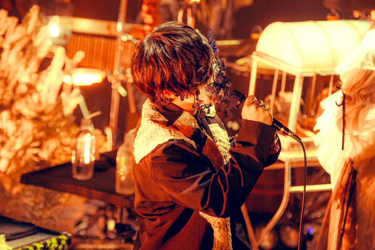 regoris_ame's tweet photo. ミセカイEnsemble Tour  『 #灯世界 』 
遂に始まりました。

過去2回のワンマンで演出や装飾を考え形にしていく過程が個人的にとても大変で、
“たまには気楽に、身軽なアコースティック編成で東京を飛び出してライブしたい”というのが今回の構想の出��点でした。

それが何故かこんなになってしまいました。
なんでなんだろう…

いつも「自分がお客さんだったらどう受け取るか」を軸にライブを組み立てています。
そしてワンマンを終えるたび、その感性だけが勝手にレベルアップしてしまい、
結果として自分の首を絞め続けるという“���定演出の負の連鎖”が発動します。

自分で3Dプリンターで作ったキャンドルホルダーを吊り下げて装飾するアーティストなんて多分僕くらいよ？

それでも、思い描いた景色が形になった瞬間は本当に夢のようで、
だからこそもっと夢のような空間を作りたいと思ってしまうんでしょうね。

創作って怖いね。。。

あと何より驚いたのが、みんなの一体感。
セットリスト非公表だから細かくは言えませんが、メリハリがすごすぎて、完璧でした。
おかげでテンション爆上がりでした。
あの熱量を浴びれば、大概の病はいずれ治ると思います。

初日を終えて思った事があるんだけど、
一曲目の最後、みんなで歌えたら最高じゃないですか？
次の大阪だったり最後の品川だったり、今回来てくれた人の中で複数公演来てくれる人もいると思います。
あなたは選ばれし者です。
歌い繋いでください。
最後の品川教会で大合唱を聴きたいと思ってしまいました。

今回は僕だけじゃなく勿論千鎖ちゃんも、そしてサポートメンバーそれぞれも結構な試練を乗り越えなきゃいけないツアーです。

それを乗り越えた先に、最後品川でみんなで声を枯らすほどに歌えたら、そんな幸せなことはきっとないと思います。

その景色を見れるように、チームで出来る限りの準備をして挑みます。
あと2会場4公演、よろしくお願いします！

それとこのあと続けて少しお伝えする事があります。