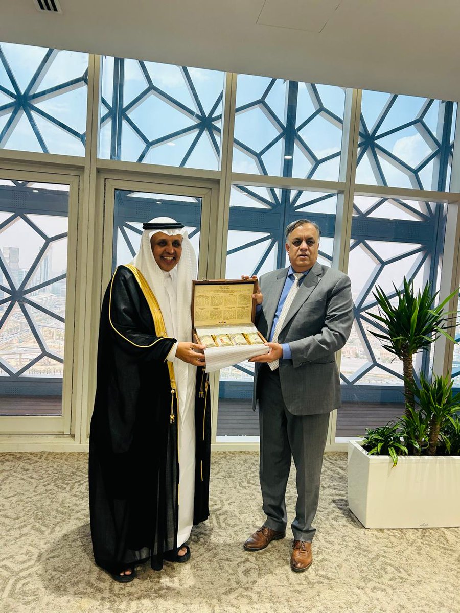 IndianEmbRiyadh's tweet photo. Ambadsador Dr Suhel Khan met with Vice Minister of Transport and Logistic Services  
@SaudiTransport &amp; President of the Transport General Authority @Saudi_TGA Dr. Rumaih bin Mohammed Al-Rumaih. They discussed various bilateral issues of mutual intrests. https://t.co/RJEAGoMdvt