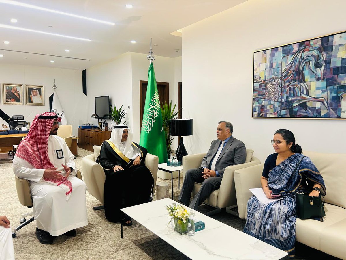 IndianEmbRiyadh's tweet photo. Ambadsador Dr Suhel Khan met with Vice Minister of Transport and Logistic Services  
@SaudiTransport &amp; President of the Transport General Authority @Saudi_TGA Dr. Rumaih bin Mohammed Al-Rumaih. They discussed various bilateral issues of mutual intrests. https://t.co/RJEAGoMdvt