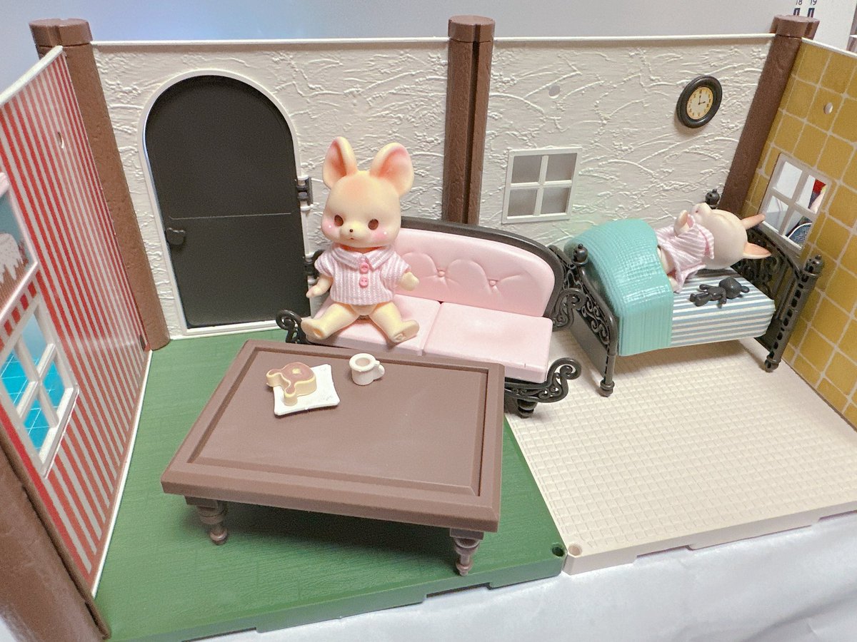 服作るのが一旦なんか、まぁまぁ作れるかも、みたいな兆しが見えたから家を広げ始めた。

お家感が出てきましたー！！
家具は全然出せてません
キッチンとお風呂もある。
ベットは取り合いで笑

ポケピースハウスは組み立てからやらねば
ちょっと組み立ててみようかなぁ