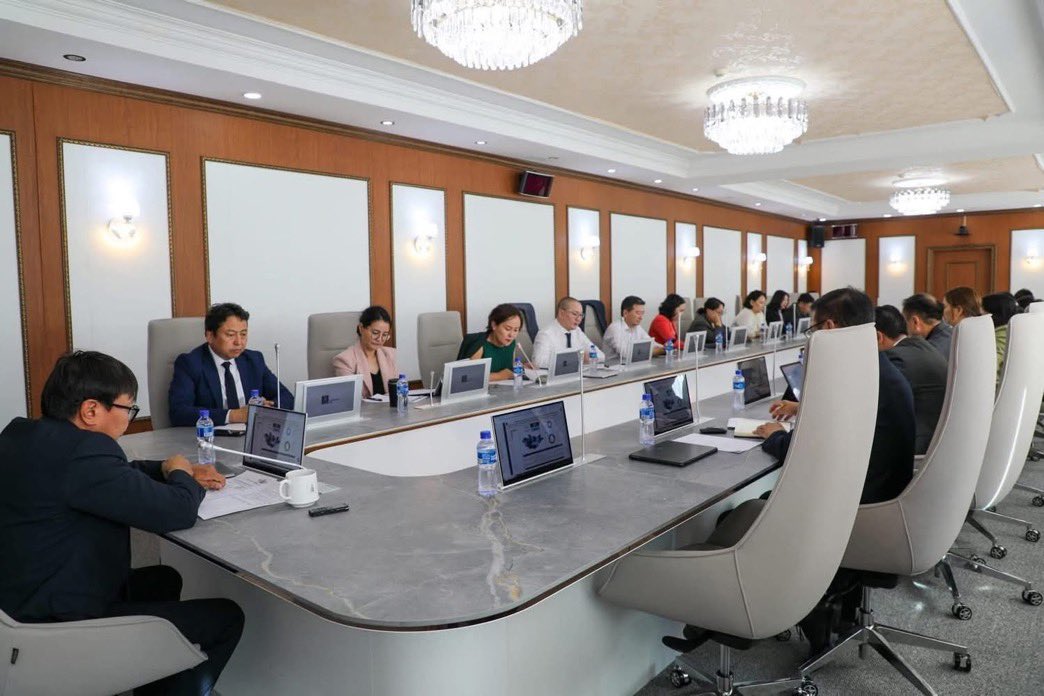 Элон Маск хурлын өрөөндөө, Наранбаяр сайд хурлын өрөөндөө 😆