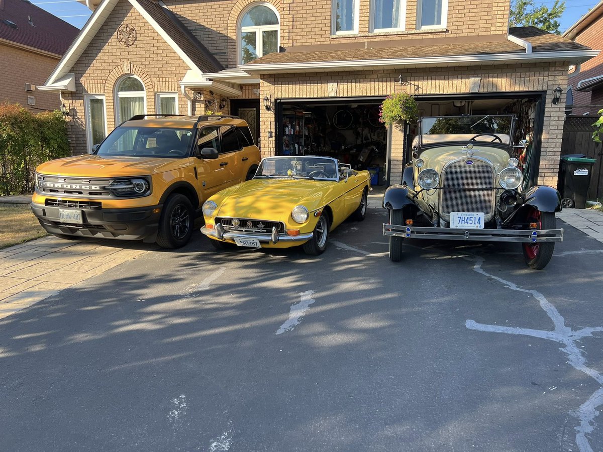 BobtMgb's tweet photo. I have a theme going on here, all three of my cars are yellow #cars #auto #motorcar https://t.co/b4kRNnoHwJ