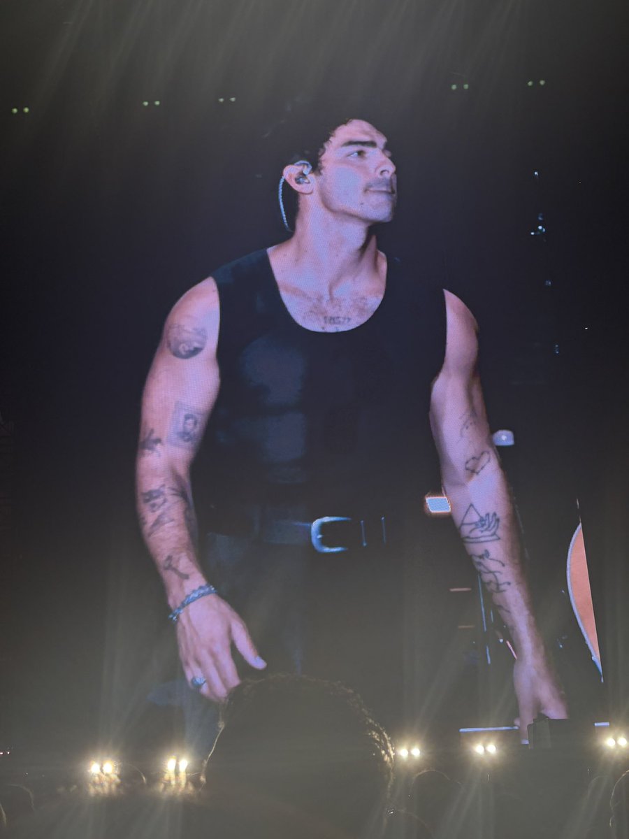 Jackieeereneeee's tweet photo. fav concert pics @joejonas @jonasbrothers #JonasBrothers #metlife https://t.co/vzCQHF0J8I