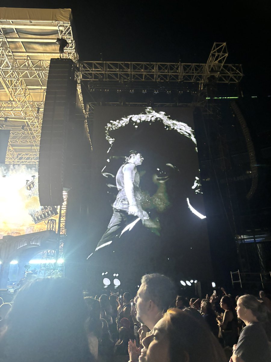 Jackieeereneeee's tweet photo. fav concert pics @joejonas @jonasbrothers #JonasBrothers #metlife https://t.co/vzCQHF0J8I