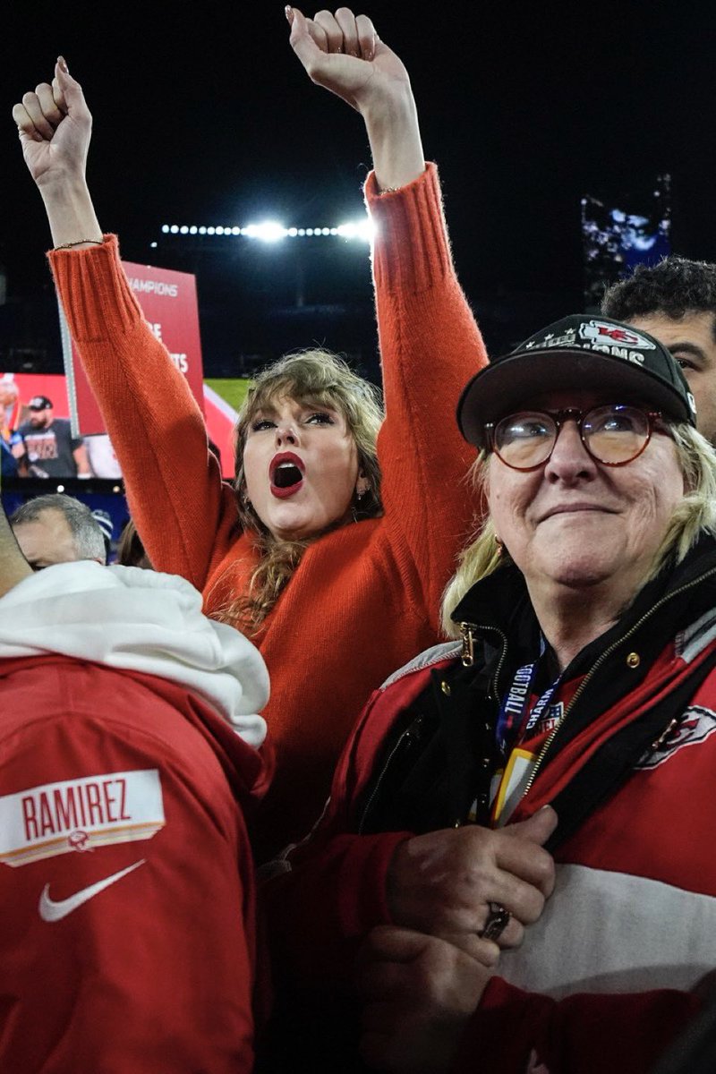 Travis Kelce sobre as semelhanças entre Taylor Swift e sua mãe:

“A bondade delas, a sinceridade delas, a capacidade de cumprimentar todo mundo na sala, a capacidade de demonstrar amor e apoio, não importa o que aconteça.
E, além disso, a ética de trabalho delas. Eu vi minha mãe
