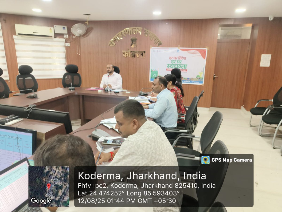 KodermaJjm's tweet photo. तिरंगा हमारा गौरव है और स्वच्छता हमारी शपथ। जब यह दोनों एक साथ हों, तो बनता है एक सशक्त भारत। ‘हर घर तिरंगा, हर घर स्वच्छता’  अभियान में शामिल हों और इस स्वतंत्रता सप्ताह को यादगार बनाएं।     #HarGharSwachhata #HarGharTiranga @dckoderma @Swachhjhar @CRPaatil https://t.co/7BFZPx1hCS