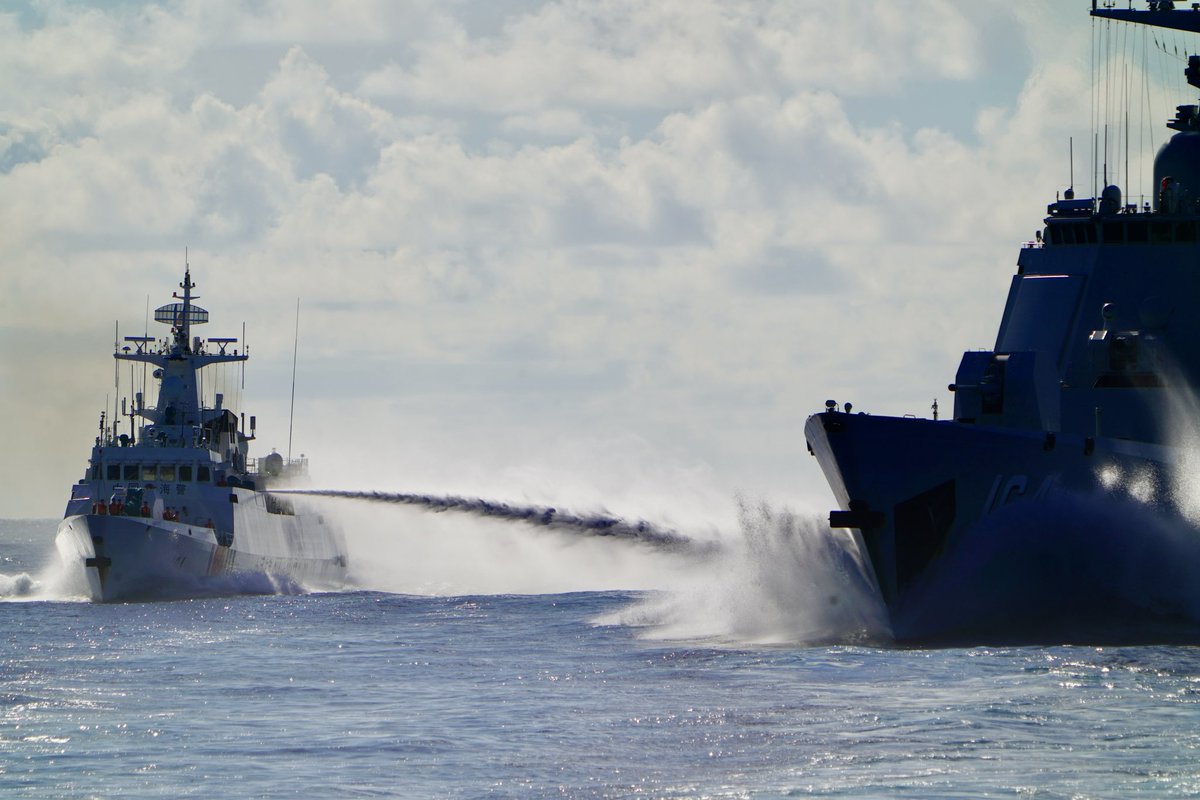 MinhDr18's tweet photo. Never thought I’d witness a sight like this.

China Coast Guard water-cannoning a Chinese Navy missile destroyer inside the Philippines’ EEZ.

The PLA Navy just pioneered own-force ramming- a historic first. @MalayaIrredenta https://t.co/LM4RdeBRDK