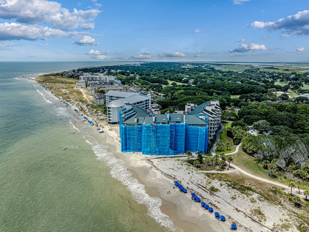 HillCon's tweet photo. Construction with a view! Progress is well underway on Buildings 1 &amp; 4 at the Ocean Club in Wild Dunes on the Isle of Palms. The project scope includes replacing exterior walls, roofs, &amp; windows, along with balcony repairs to enhance both durability &amp; aesthetics. https://t.co/hIrp3laAau